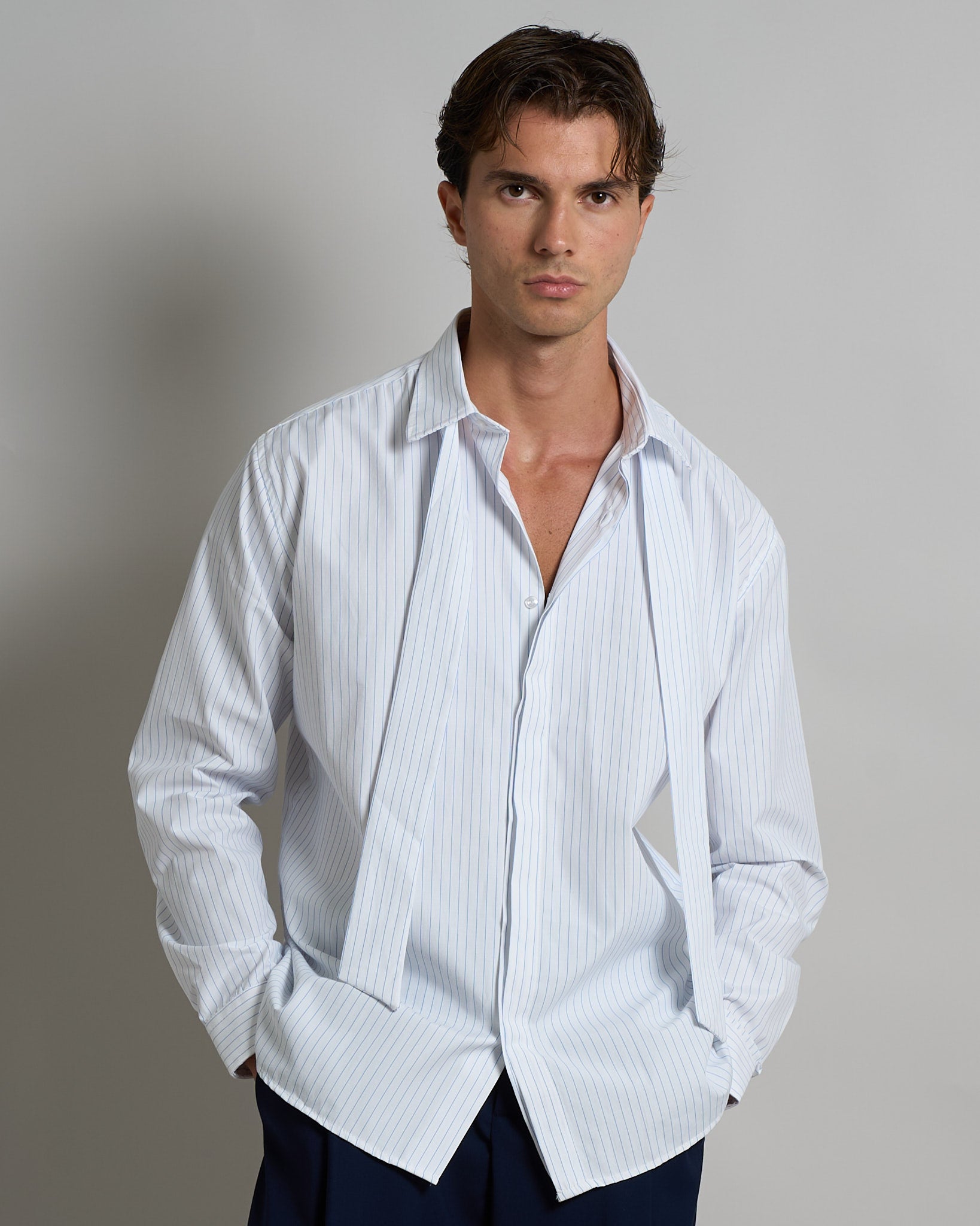 Camicia rigata con fiocco