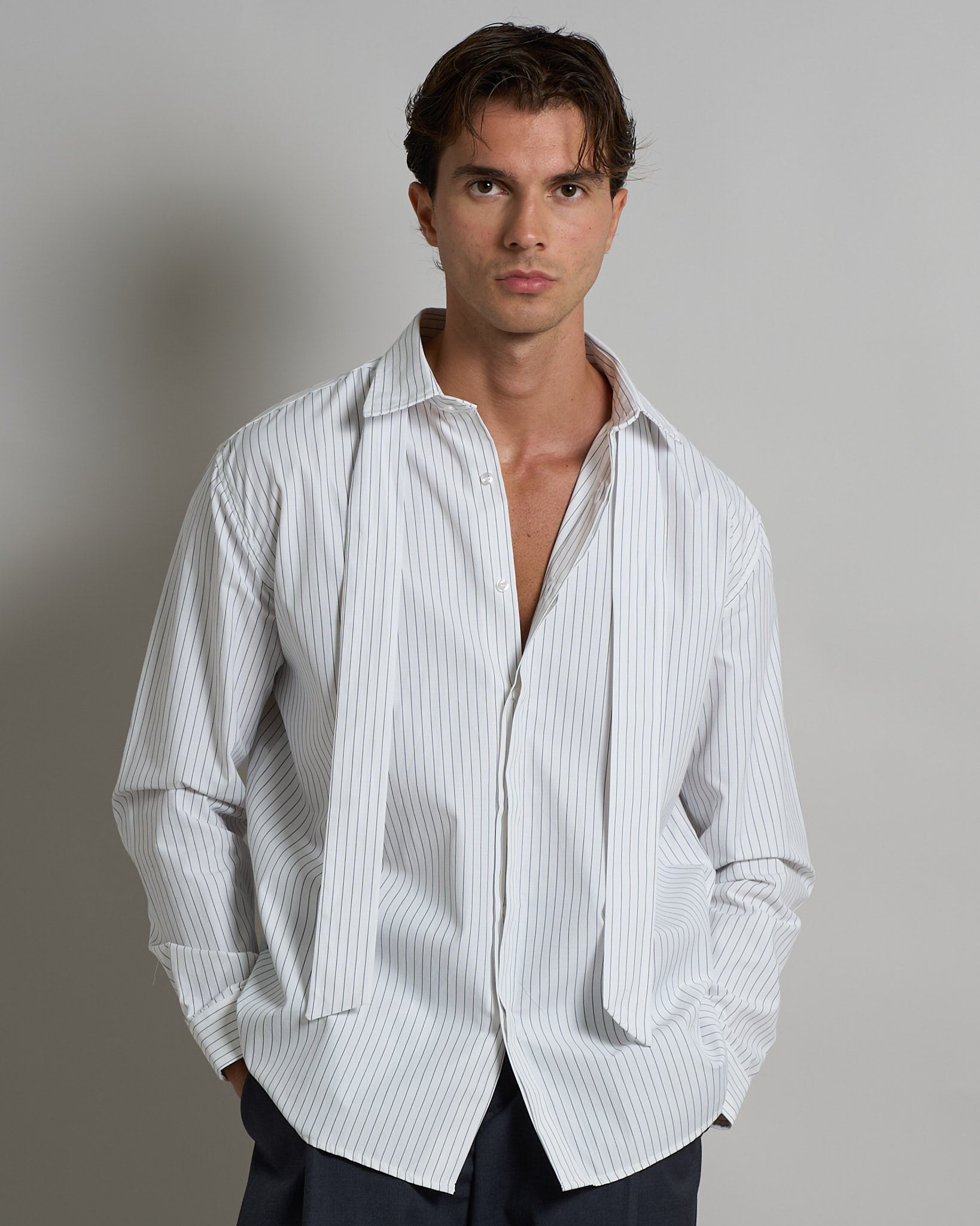 Camicia rigata con fiocco