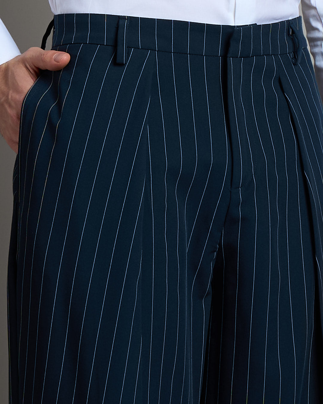 Pantalone Wide Fit con pieghe gessato