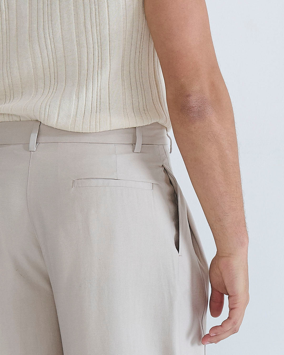 Pantalone con pieghe e cucitura laterale