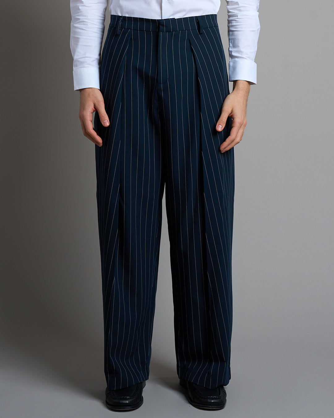 Pantalone Wide Fit con pieghe gessato