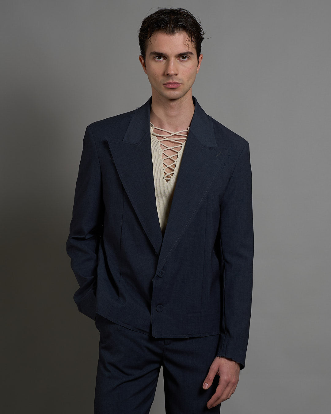 Giacca cropped con finiture sfilacciate