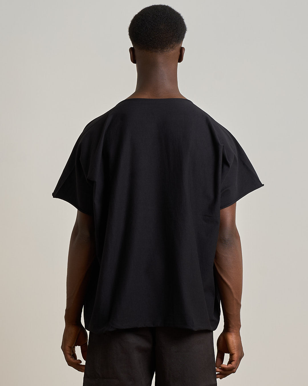 T-Shirt scollo a barca taglio vivo in cotone premium 270gr.