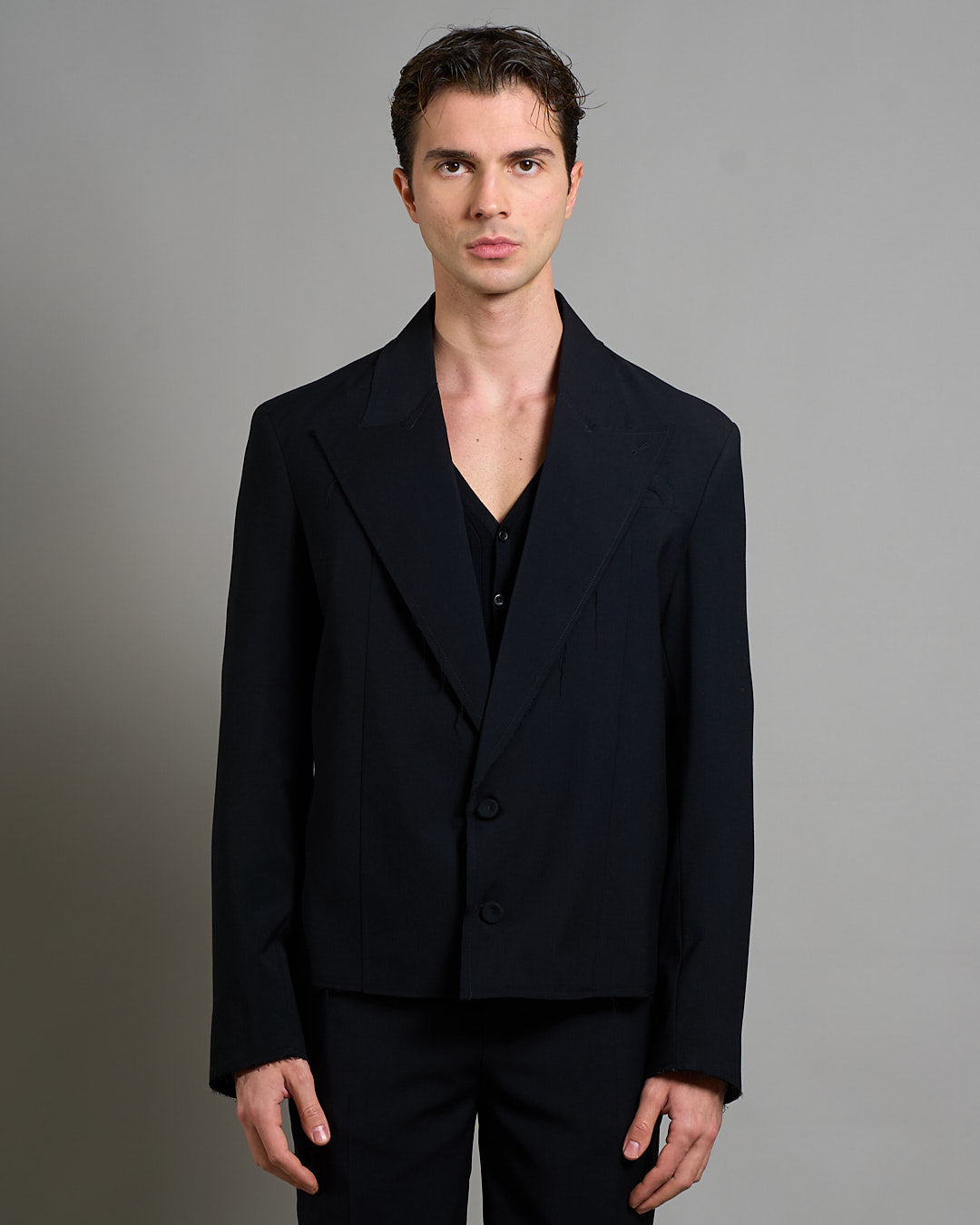 Giacca cropped con finiture sfilacciate