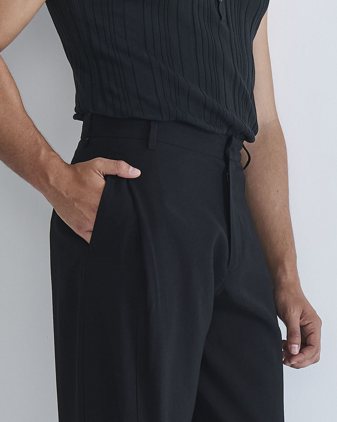 Pantalone con pieghe e cucitura laterale
