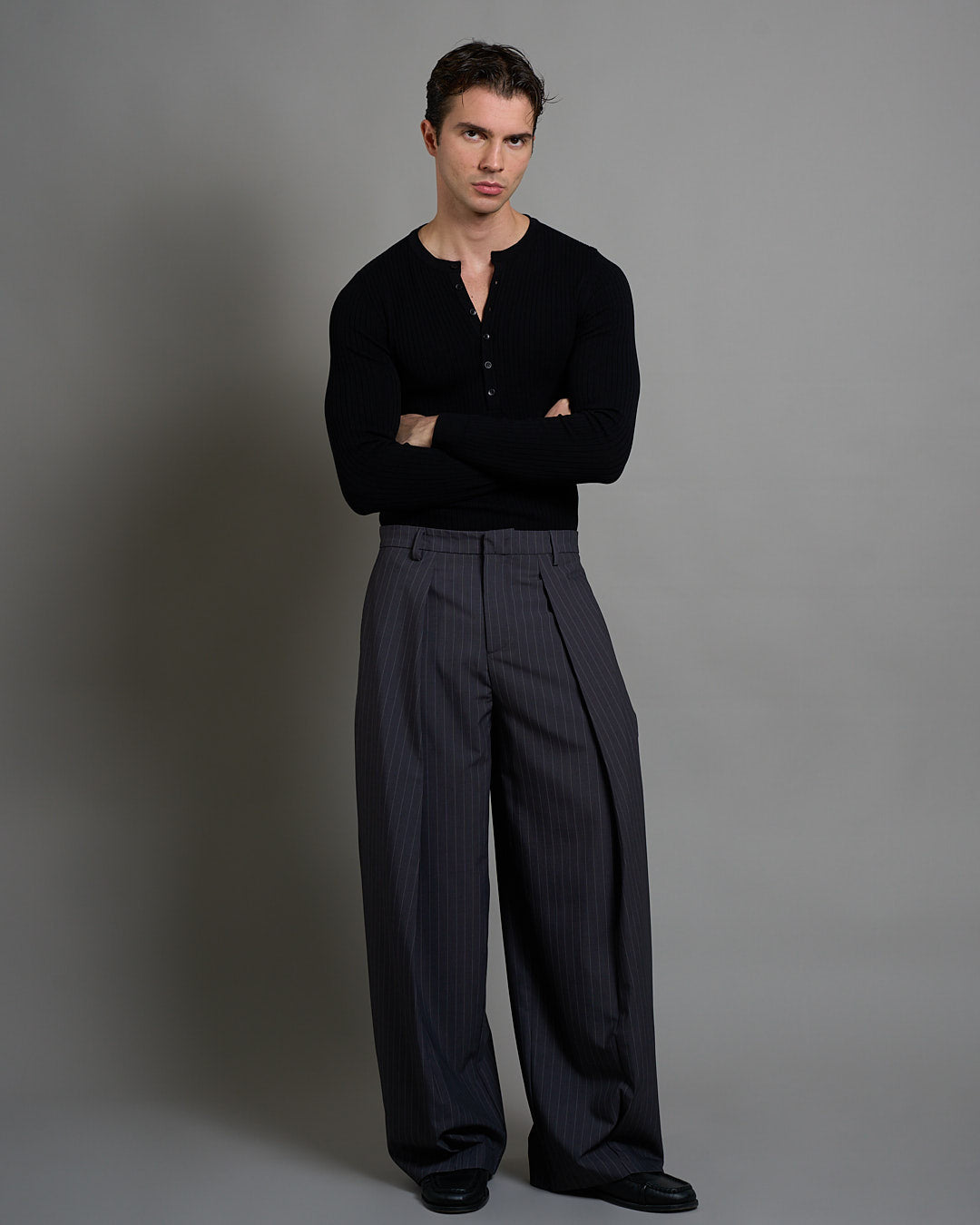 Pantalone Wide Fit con pieghe gessato