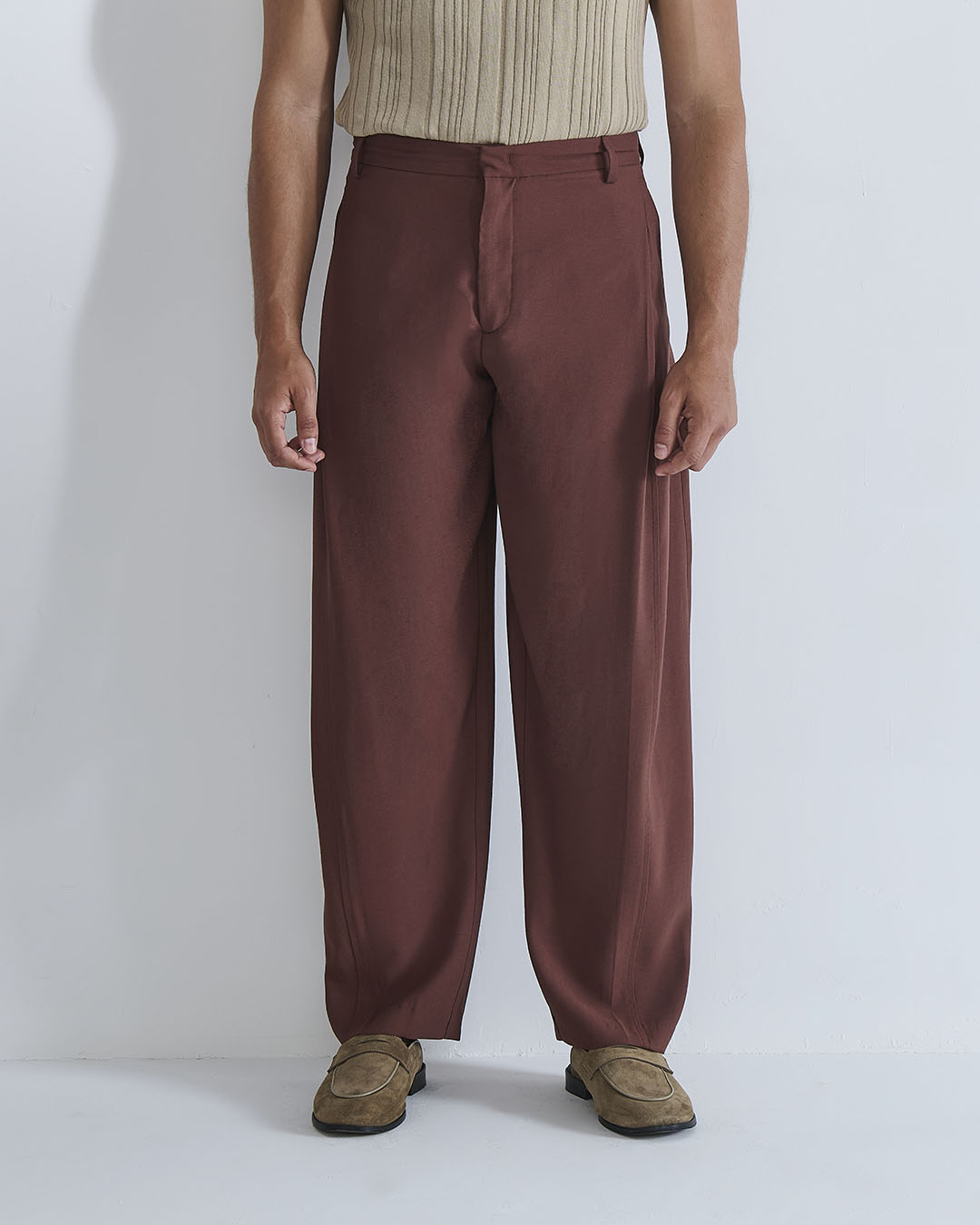 Pantalone con pieghe e cucitura laterale