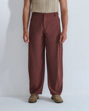 Pantalone con pieghe e cucitura laterale