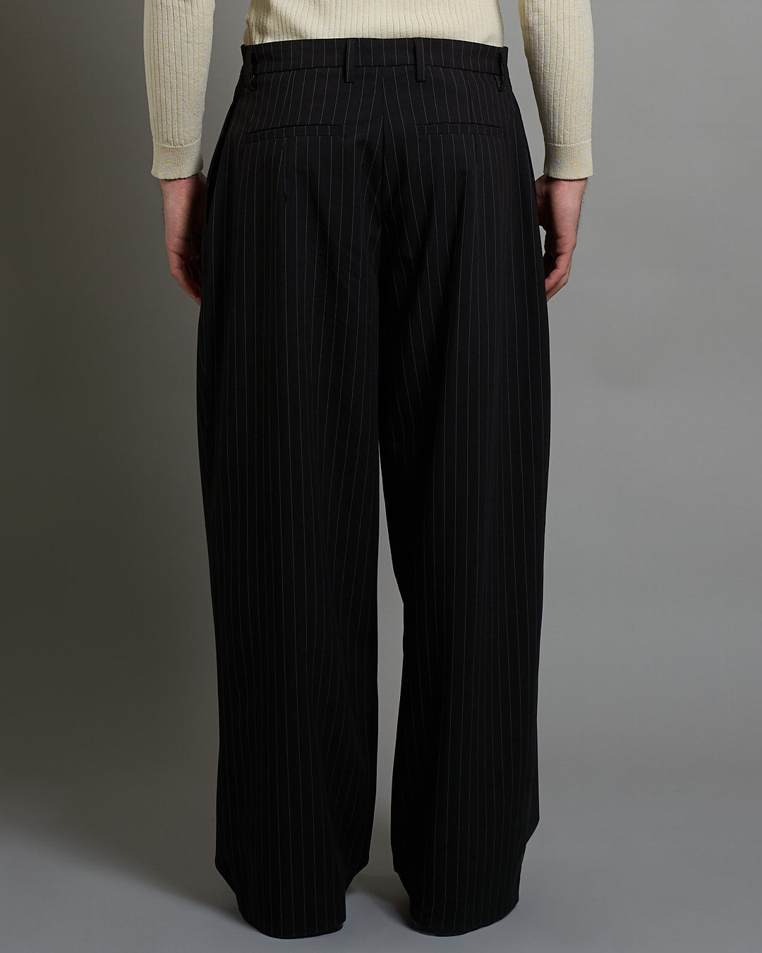 Pantalone Wide Fit con pieghe gessato