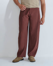 Pantalone con pieghe e cucitura laterale