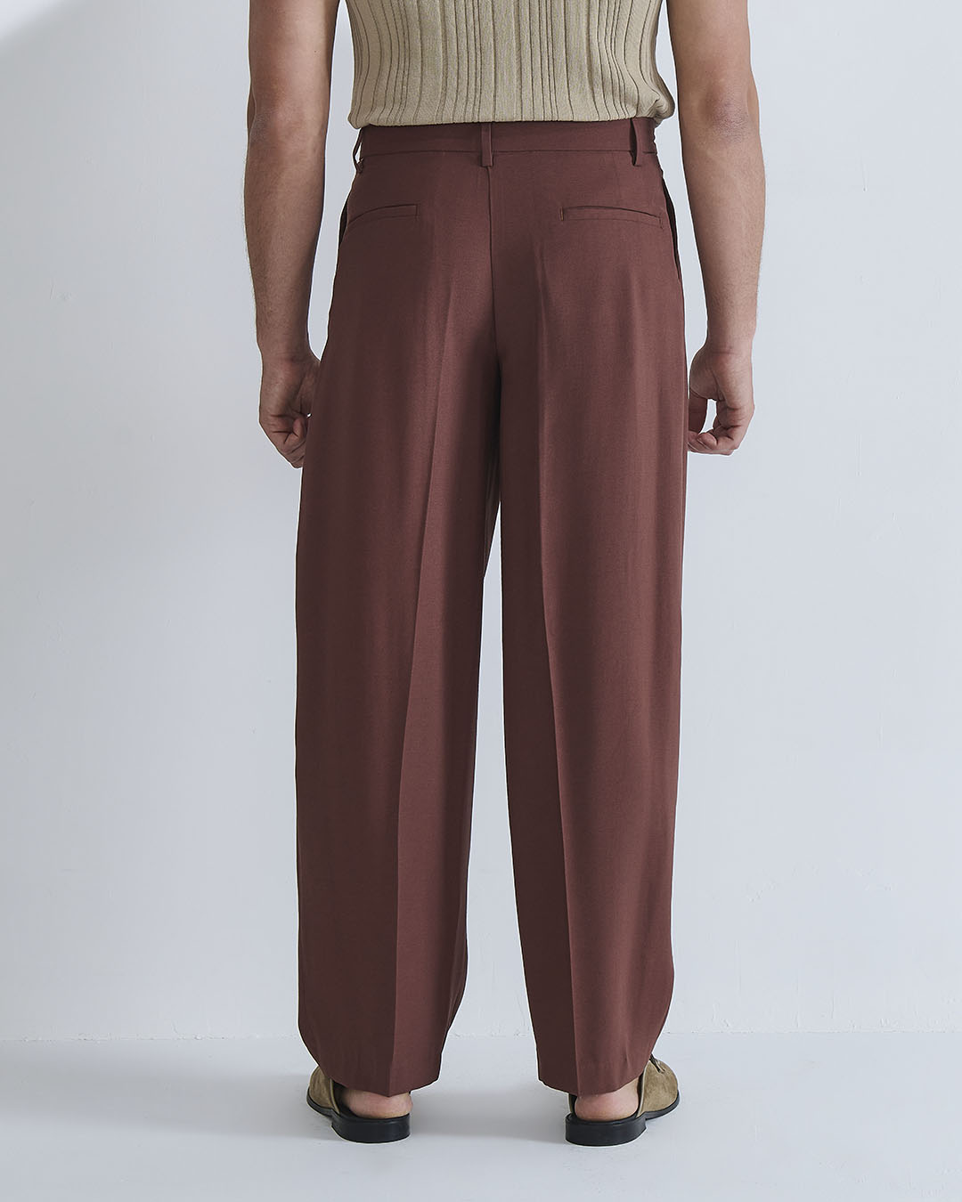 Pantalone con pieghe e cucitura laterale