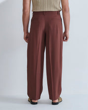Pantalone con pieghe e cucitura laterale