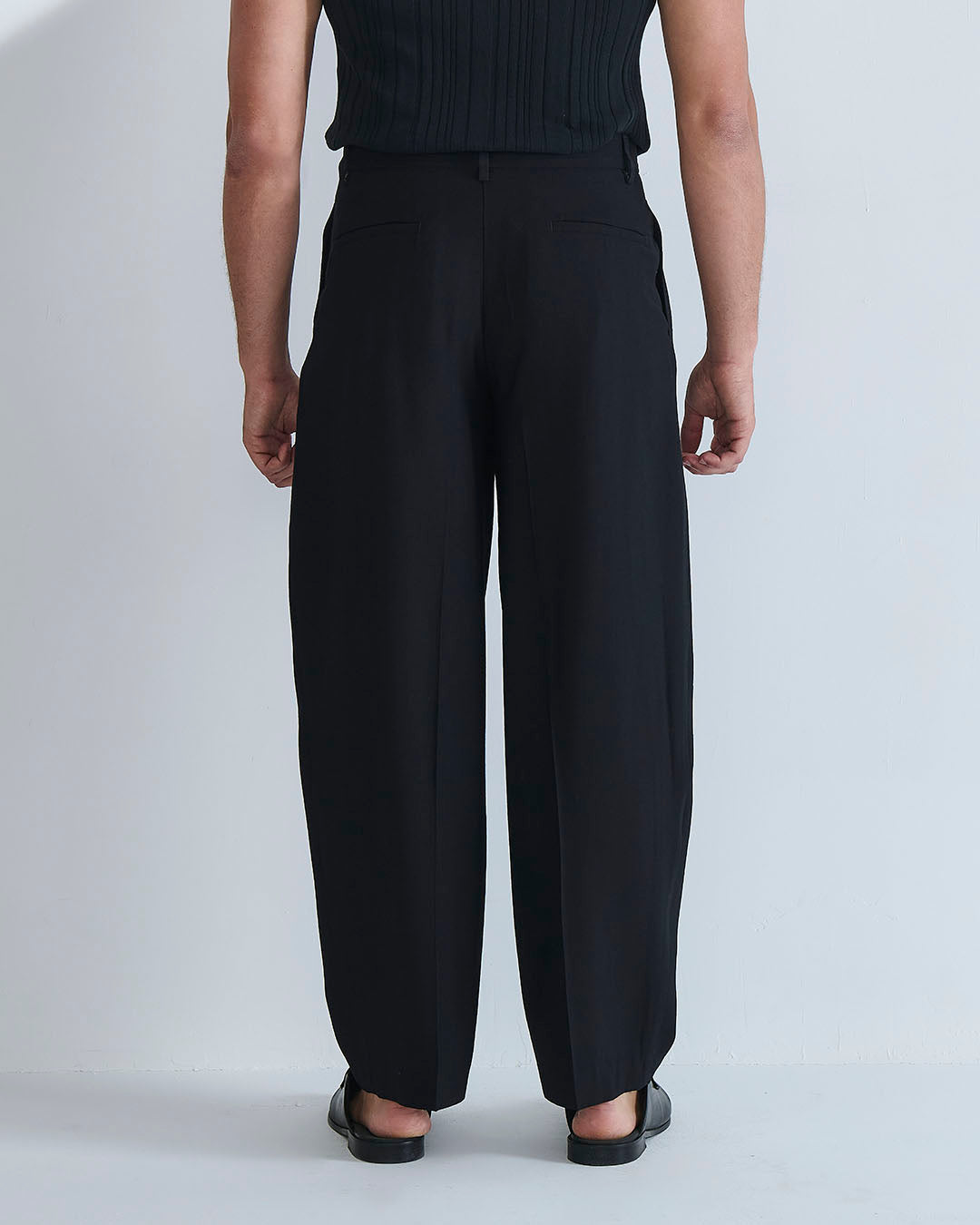 Pantalone con pieghe e cucitura laterale