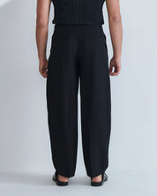Pantalone con pieghe e cucitura laterale