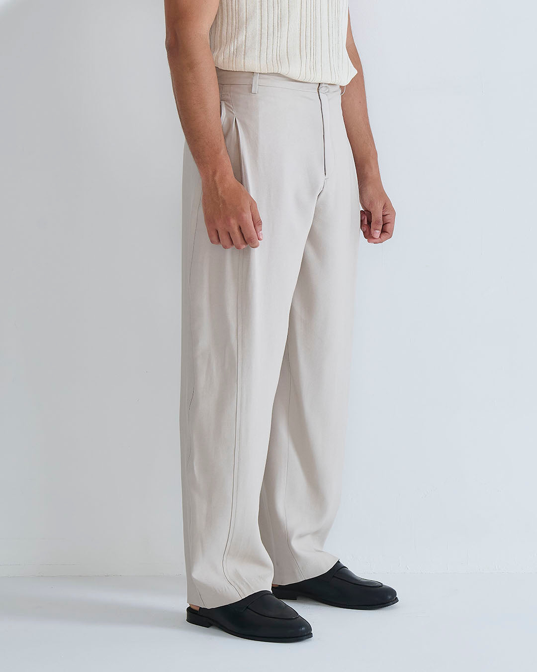 Pantalone con pieghe e cucitura laterale