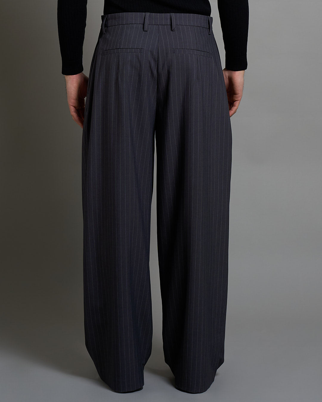 Pantalone Wide Fit con pieghe gessato