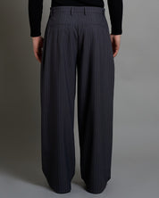 Pantalone Wide Fit con pieghe gessato