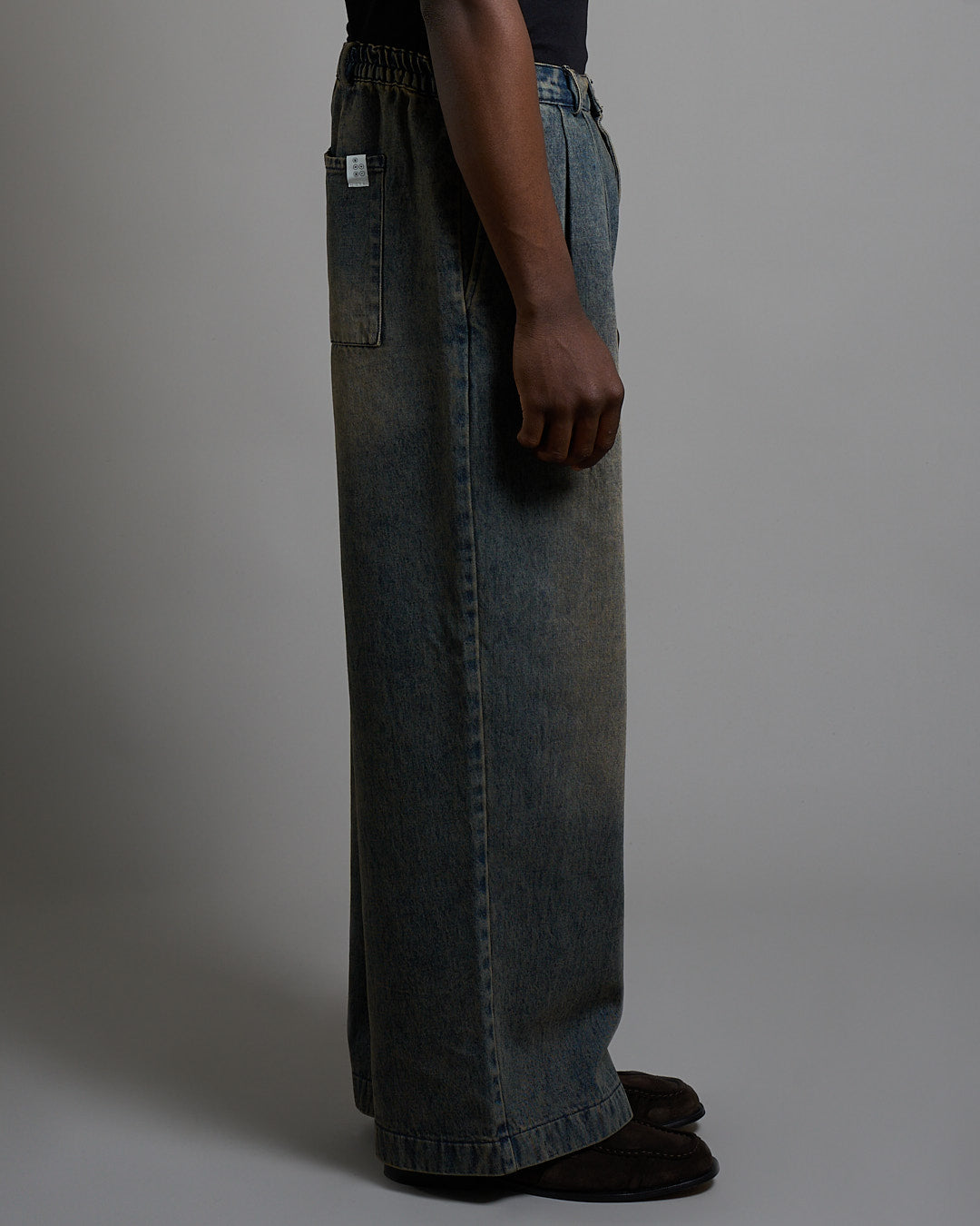Pantalone strutturato in denim sabbiato
