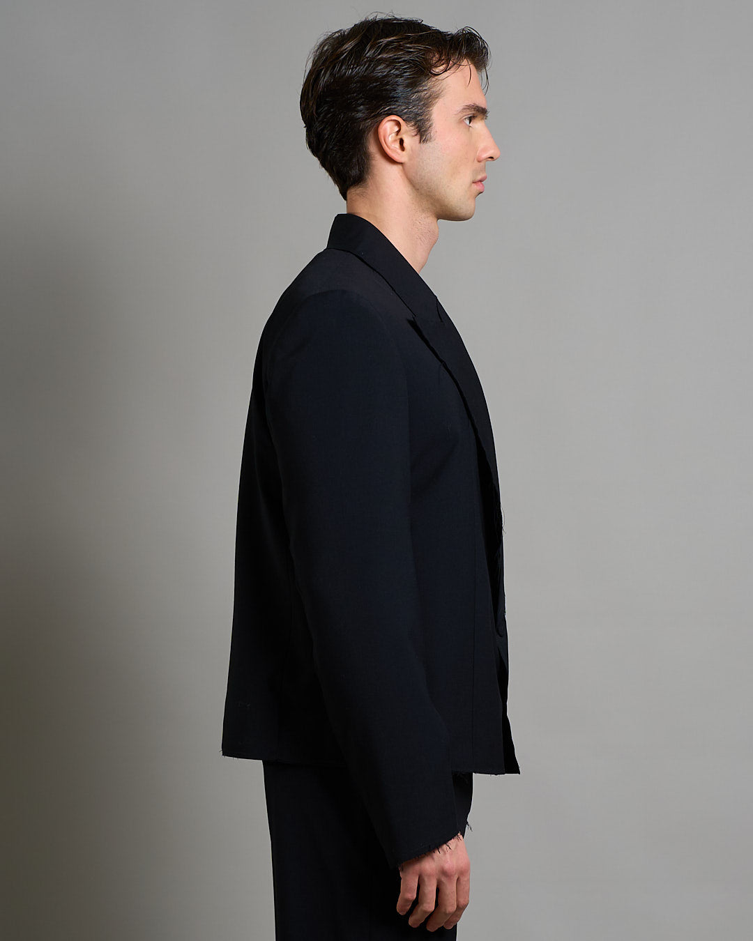 Giacca cropped con finiture sfilacciate