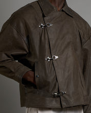 Giacca in pelle cropped con chiusure a scatto