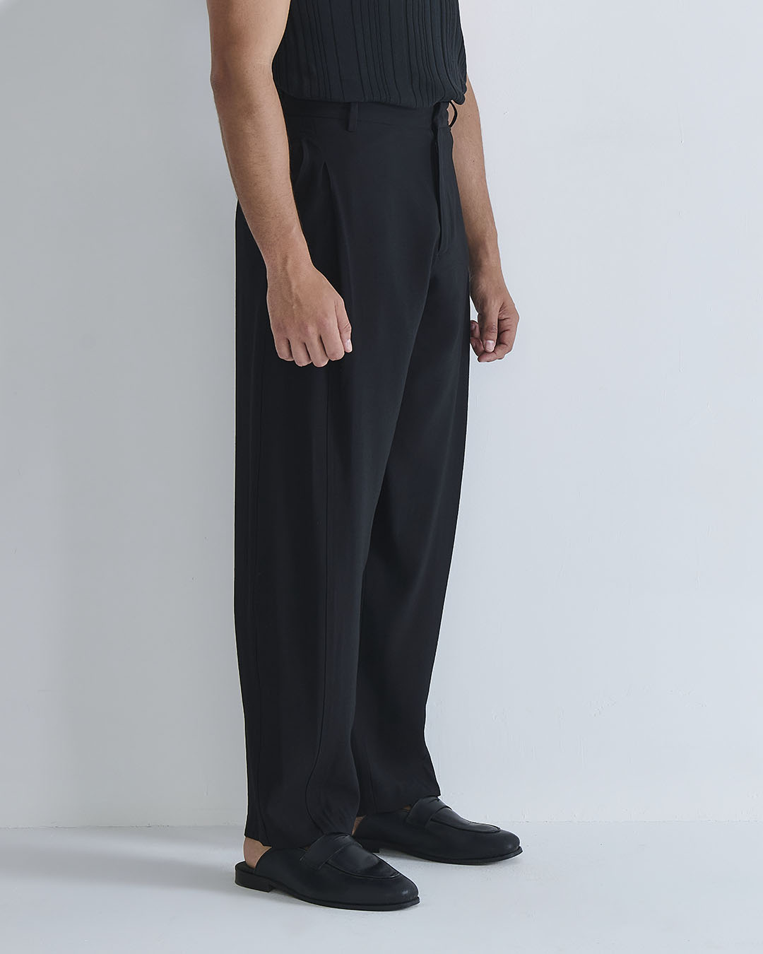 Pantalone con pieghe e cucitura laterale