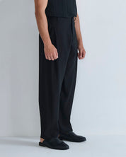 Pantalone con pieghe e cucitura laterale