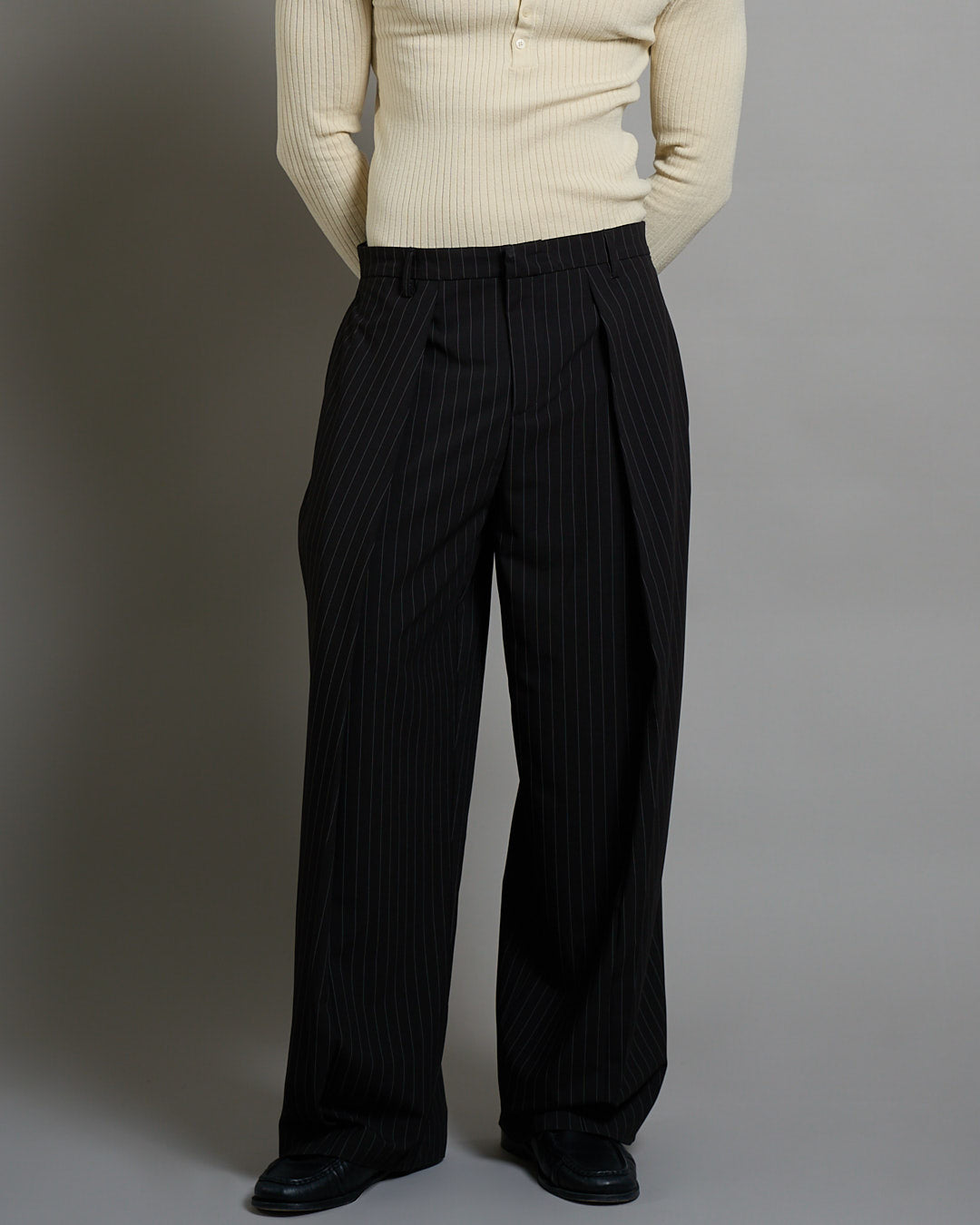 Pantalone Wide Fit con pieghe gessato