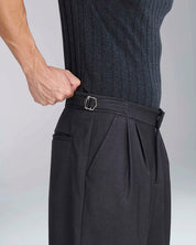 Pantalone wide fit con fibbiette