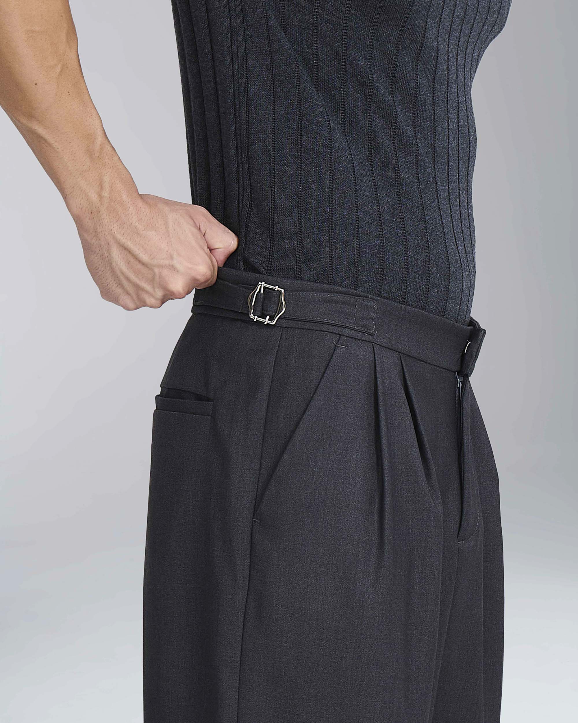 Pantalone wide fit con fibbiette