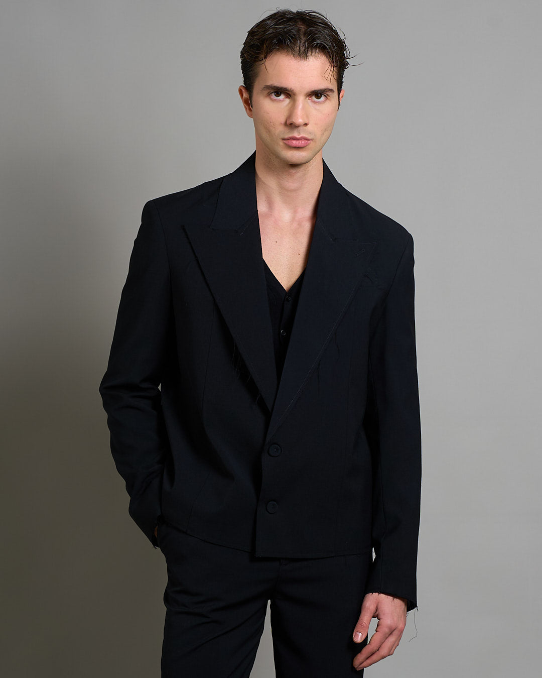 Giacca cropped con finiture sfilacciate