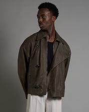 Giacca in pelle cropped con chiusure a scatto