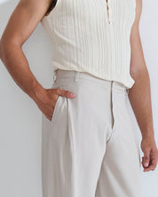 Pantalone con pieghe e cucitura laterale