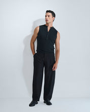 Pantalone con pieghe e cucitura laterale