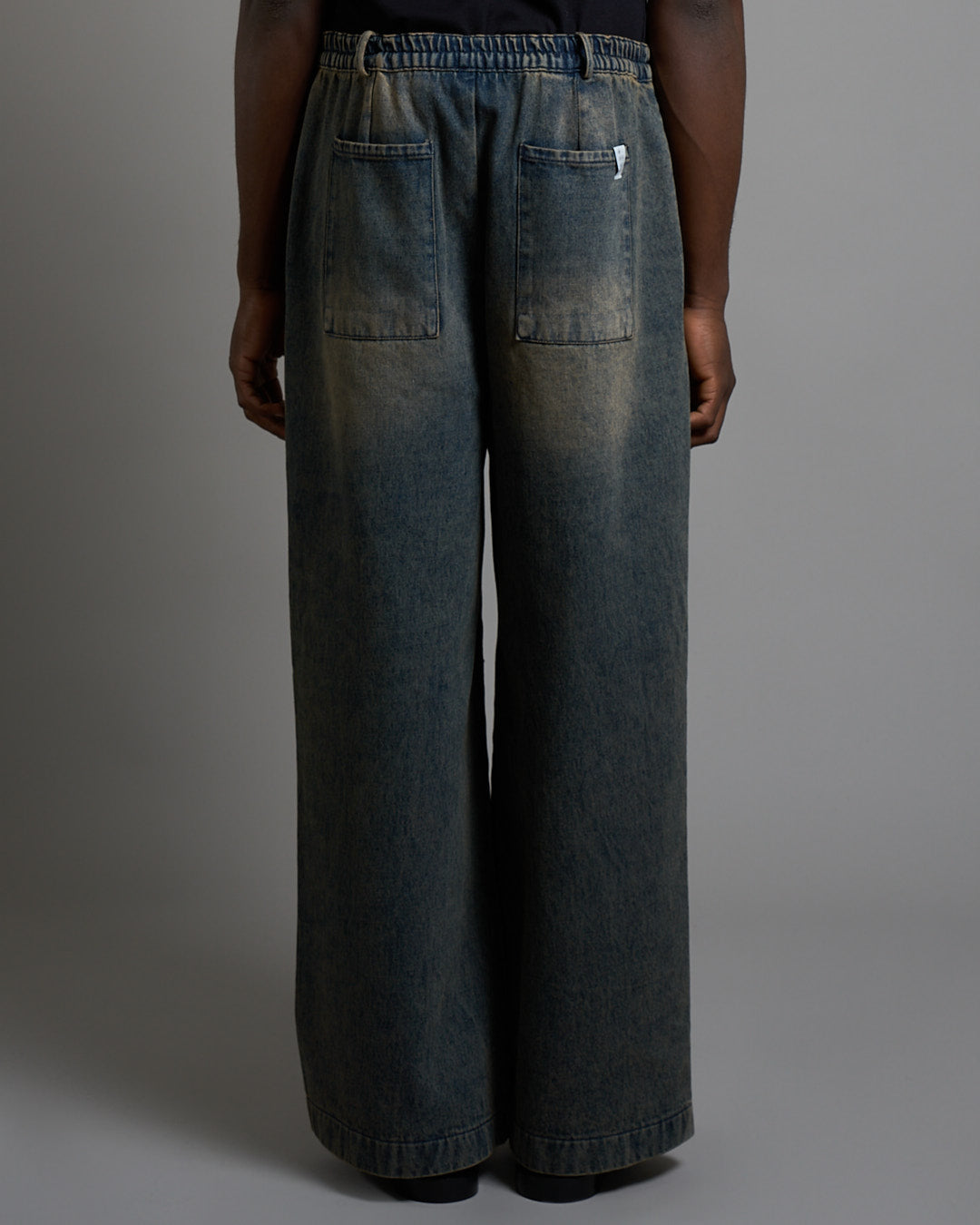 Pantalone strutturato in denim sabbiato