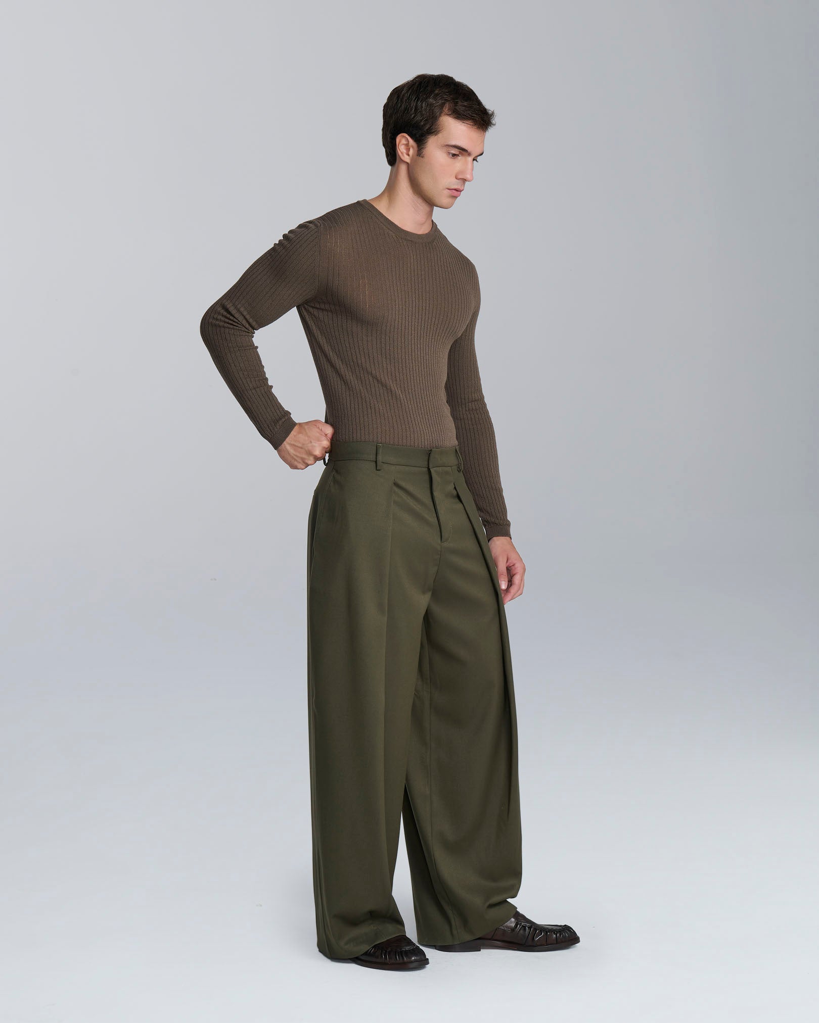 Pantalone wide fit con pieghe