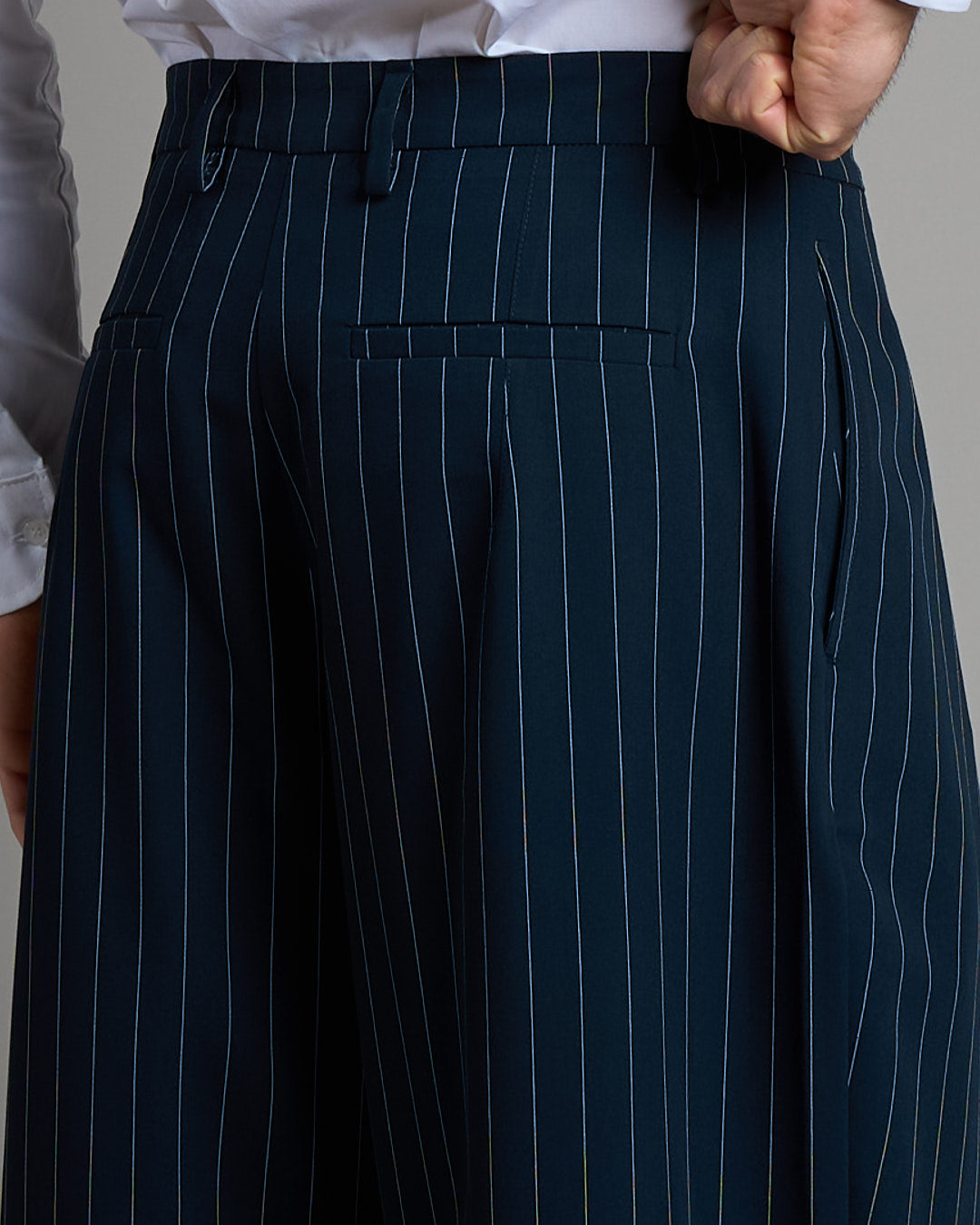 Pantalone Wide Fit con pieghe gessato