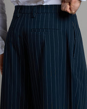 Pantalone Wide Fit con pieghe gessato