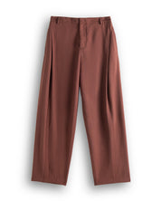 Pantalone con pieghe e cucitura laterale