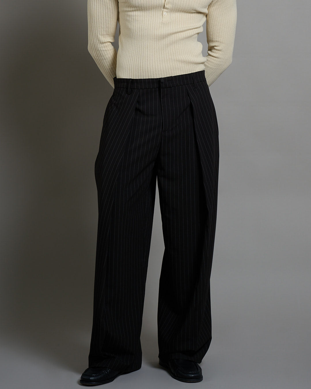 Pantalone Wide Fit con pieghe gessato