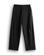 Pantalone con pieghe e cucitura laterale