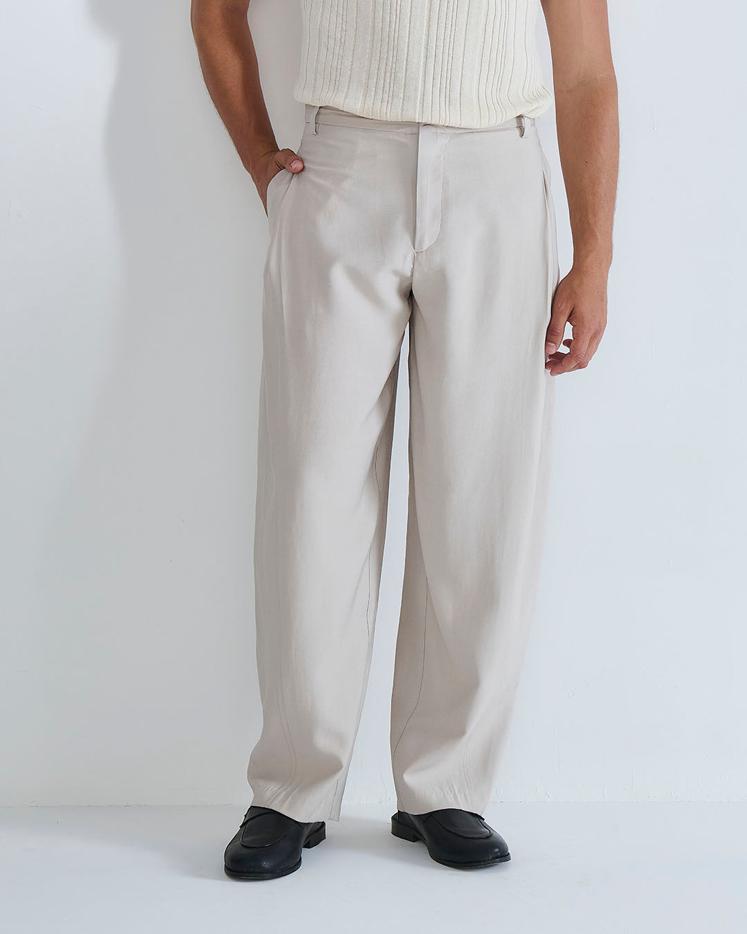 Pantalone con pieghe e cucitura laterale