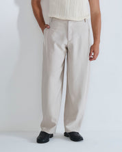 Pantalone con pieghe e cucitura laterale