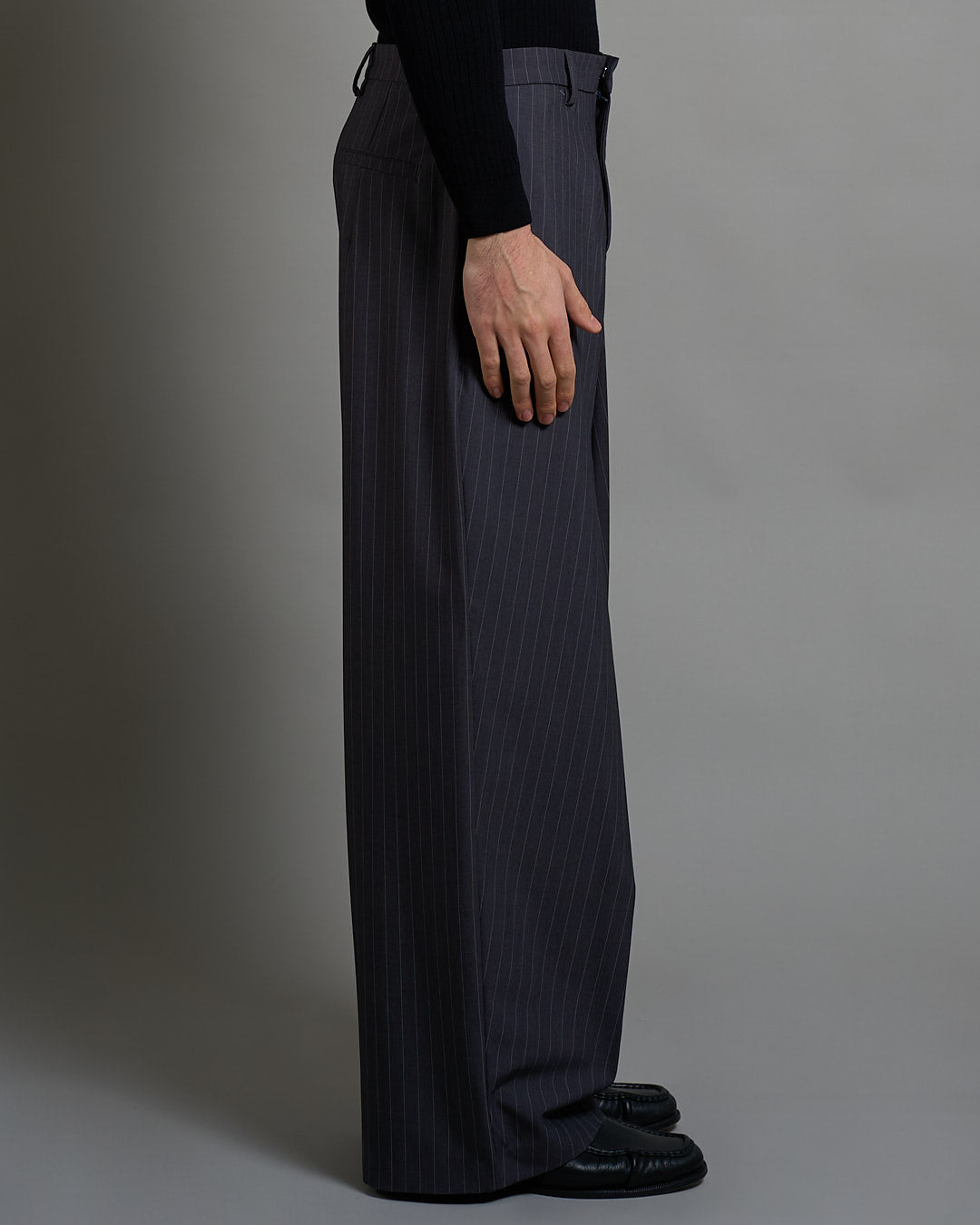 Pantalone Wide Fit con pieghe gessato