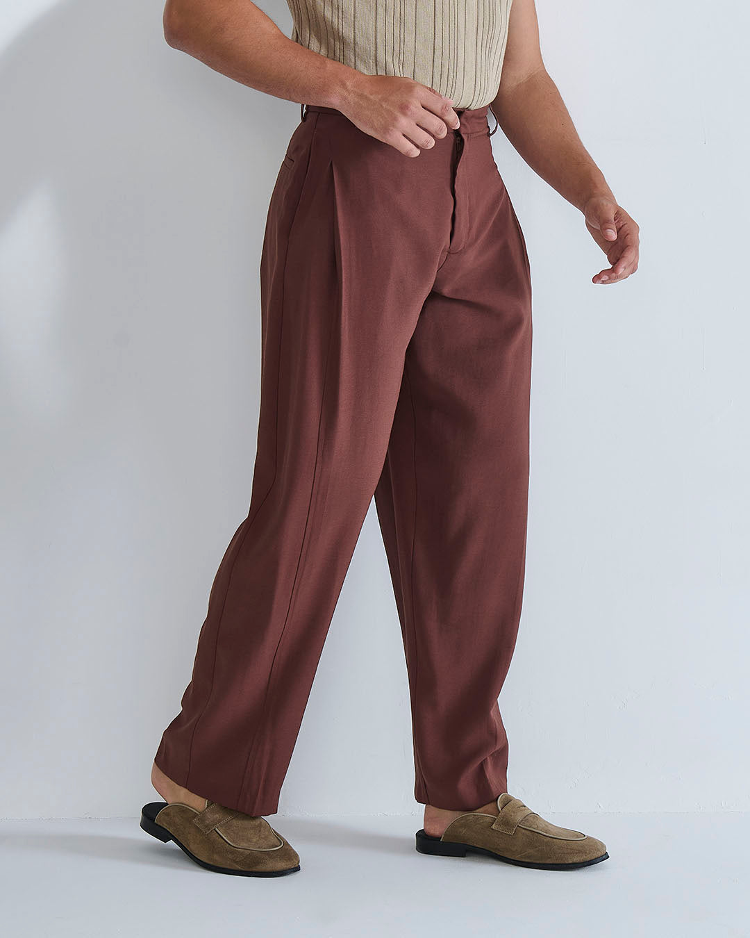 Pantalone con pieghe e cucitura laterale