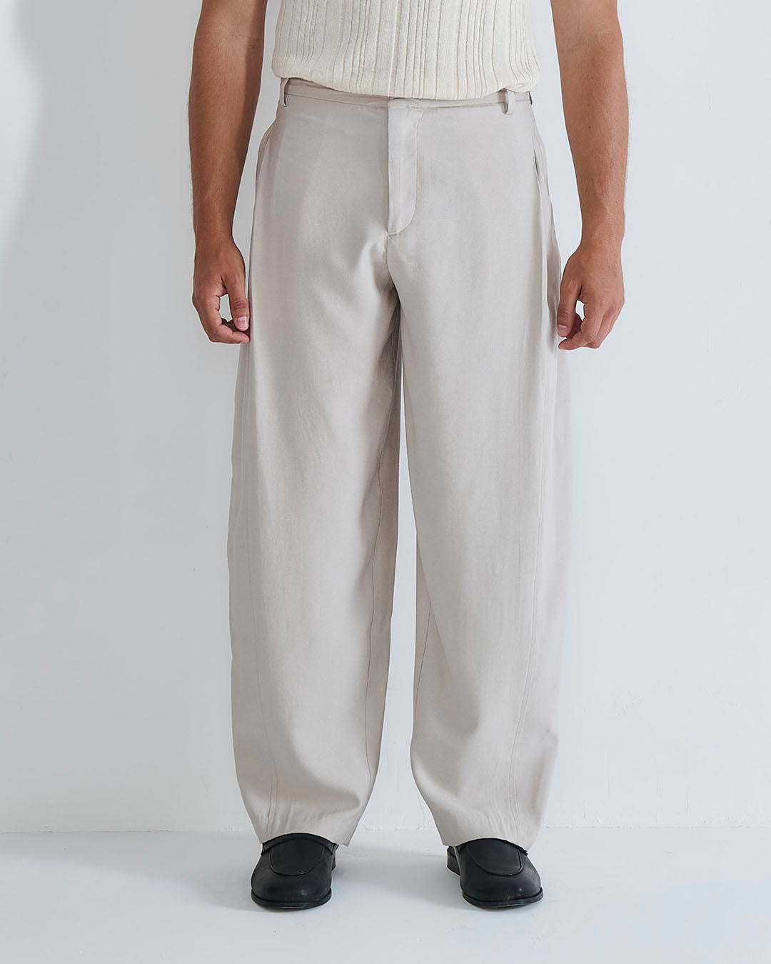 Pantalone con pieghe e cucitura laterale