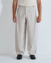 Pantalone con pieghe e cucitura laterale
