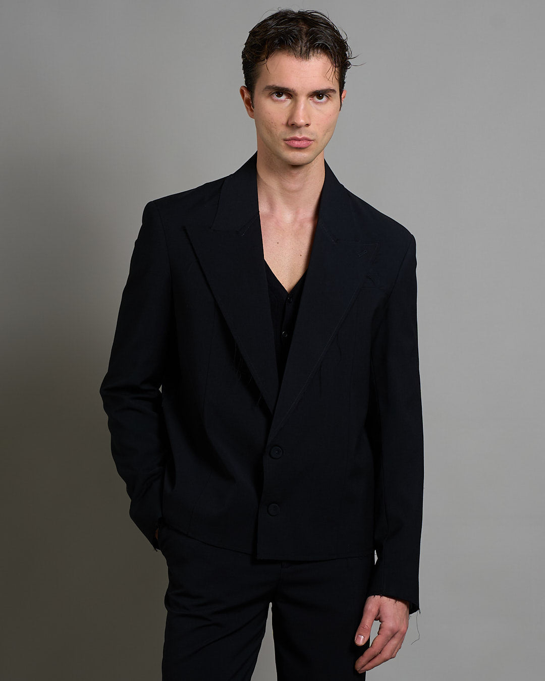 Giacca cropped con finiture sfilacciate