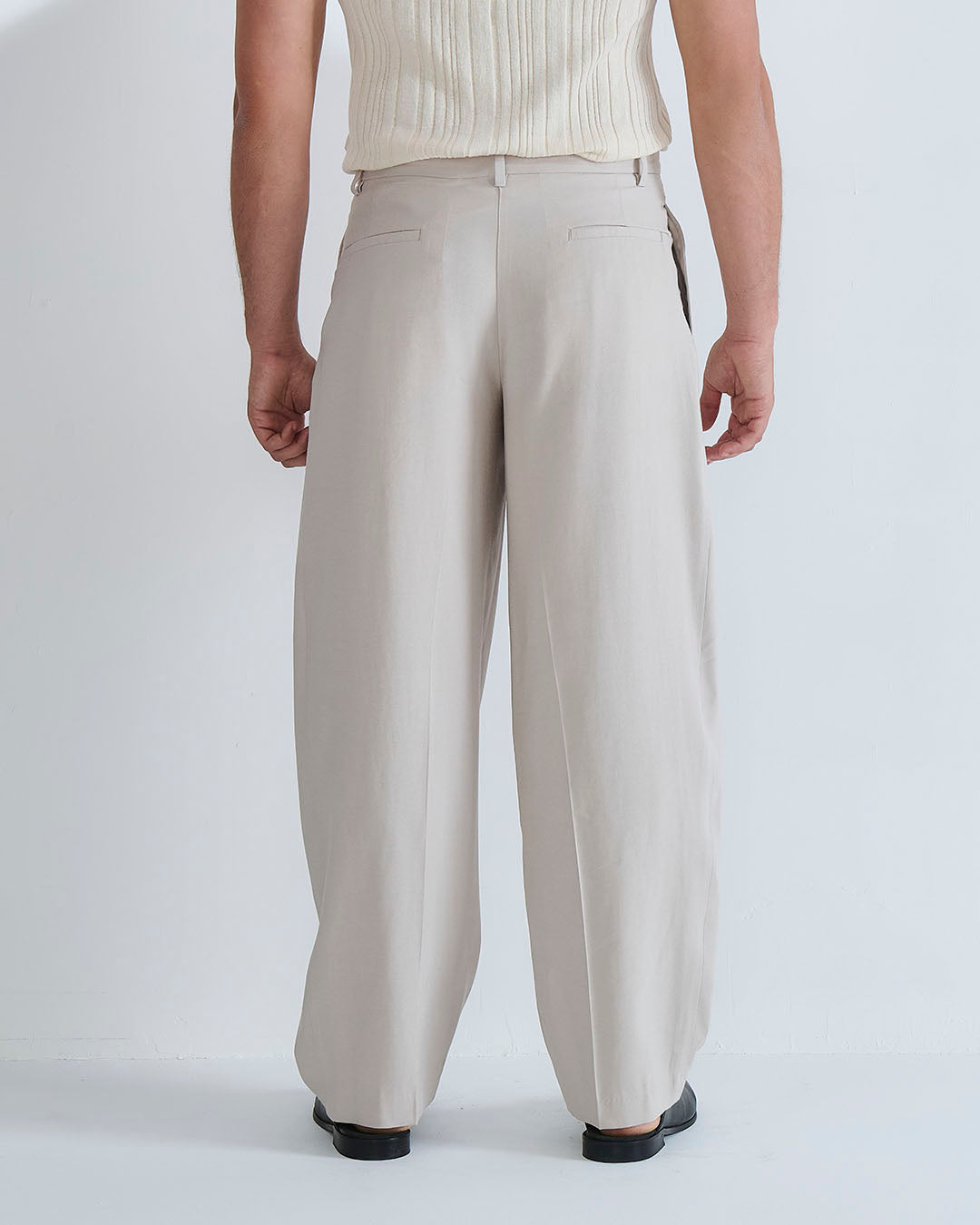 Pantalone con pieghe e cucitura laterale