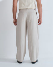 Pantalone con pieghe e cucitura laterale