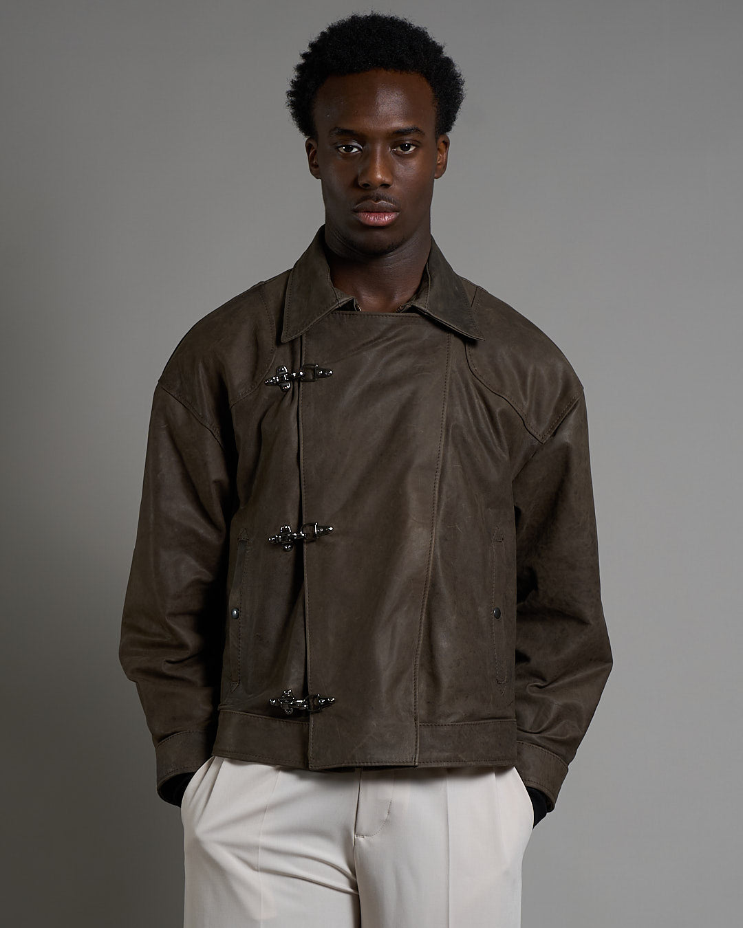 Giacca in pelle cropped con chiusure a scatto